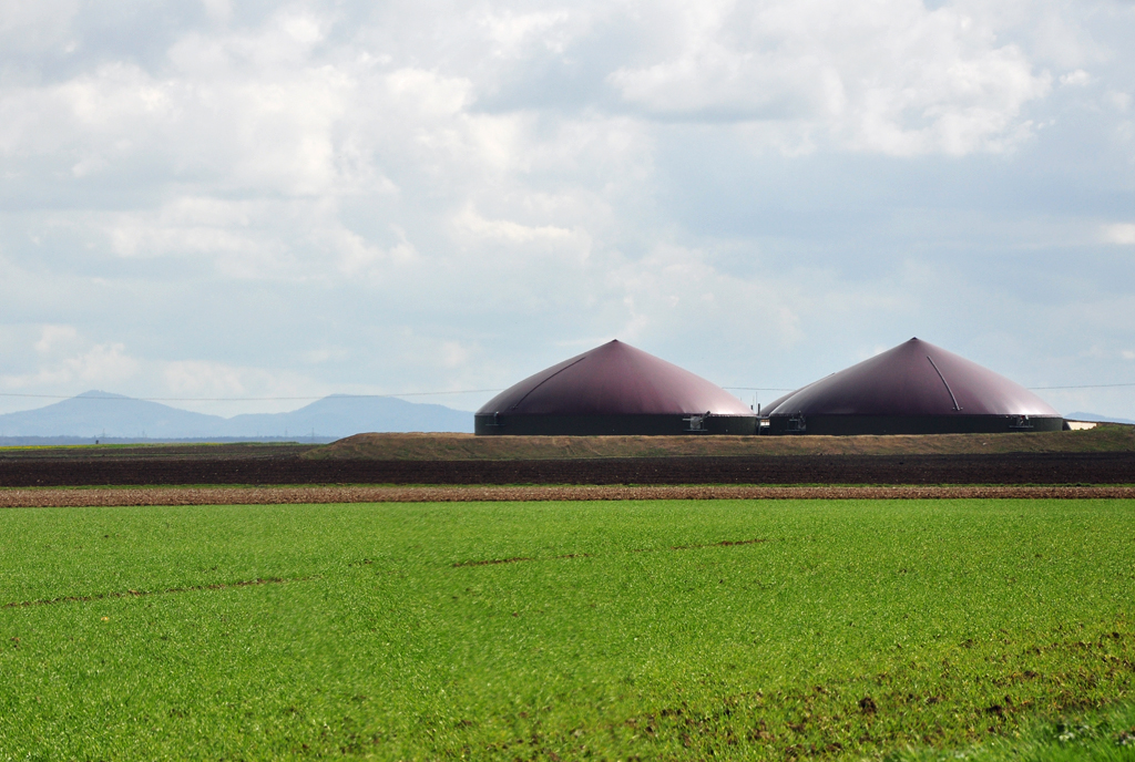 Keine orientalischen Rundbauten, sondern Silos einer Biogasanlage bei Euskirchen. Im Hintergrund das Siebengebirge - 11.04.2012