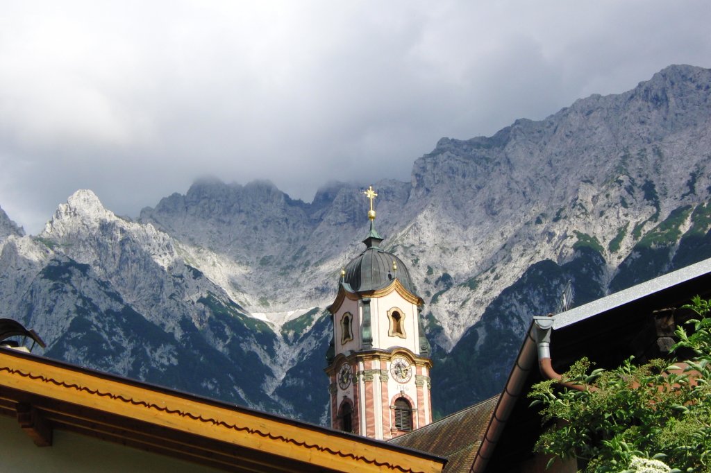 Kirche von Mittenwald mit beeindruckender Bergkulisse im Hintergrund (25.7.2010)