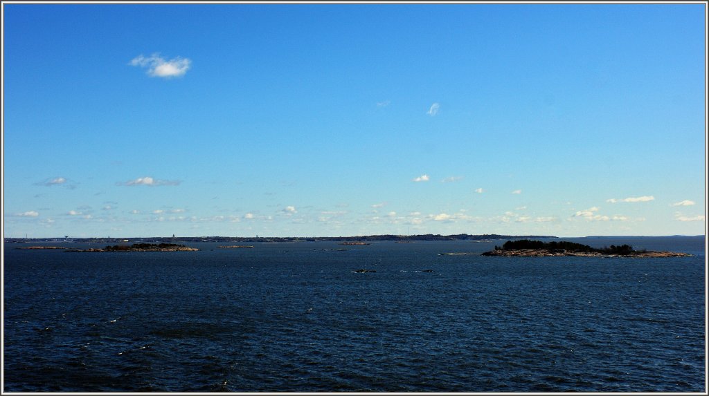 Kleine Inseln vor der Sdkste Finnlands,aufgenommen auf der berfahrt nach Estland.
(01.05.2012)