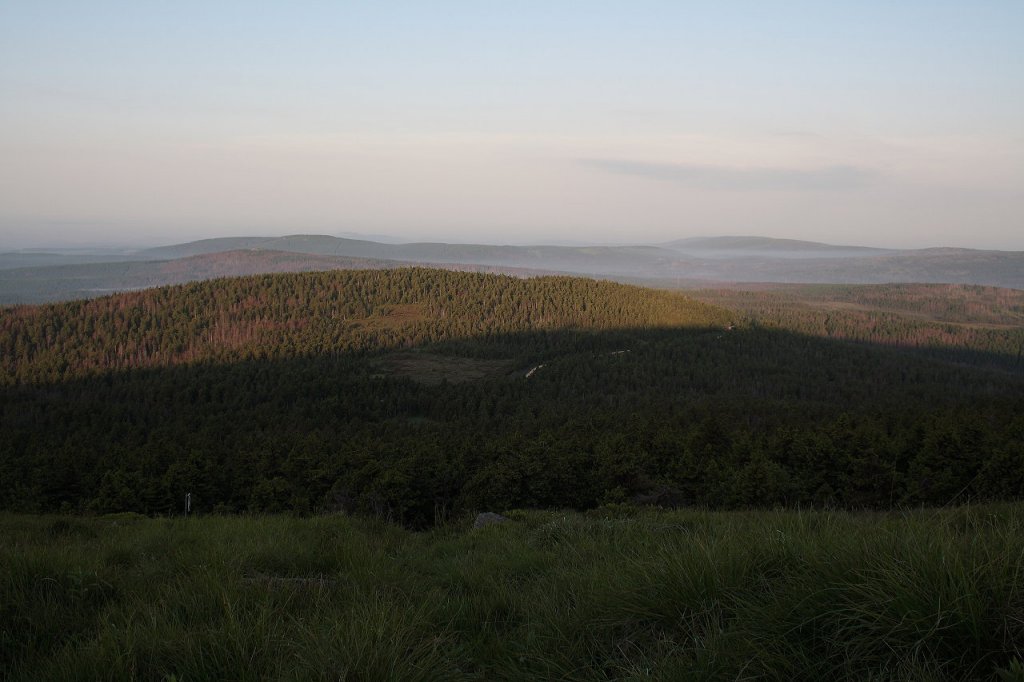 Knigsberg und Bergreihen des Sdwestharzes in der frhen Morgensonne des 19.06.2013; Blick vom Gipfelrundweg des Brocken...