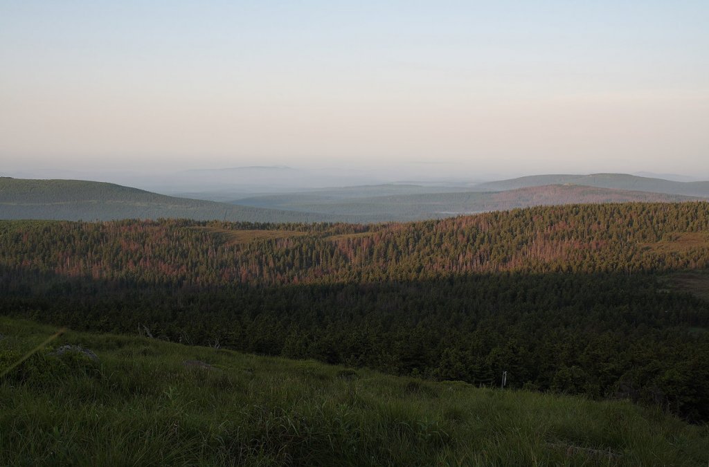 Knigsberg, Wurmberg, Achtermannshhe und Rehberg und Bergreihen des Sdwestharzes im Nebel in der frhen Morgensonne des 19.06.2013; Blick vom Gipfelrundweg des Brocken...