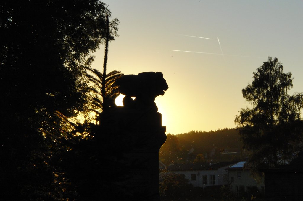 Kriegerdenkmal in Burgpreppach im Licht der Abendsonne, aufgenommen am 1.10.2011