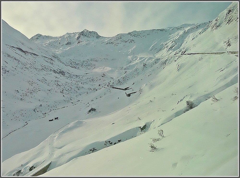 Kurz bevor der Glacier Express den Oberalppass ereicht, bietet sich den Reisenden diese Aussicht in der Nhe von Prau Mlins (Kanton Graubnden). 26.12.09 (Jeanny)