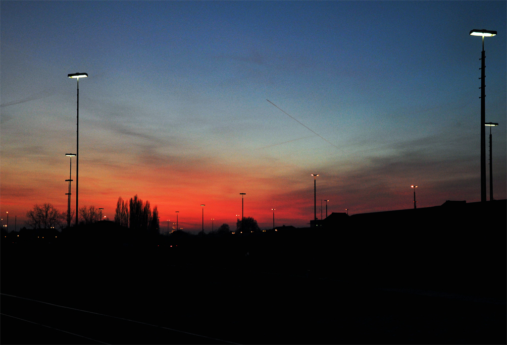 Kurz nach Sonnenuntergang, Abendstimmung ber dem Bahnhofsgelnde Euskirchen - 18.02.2013