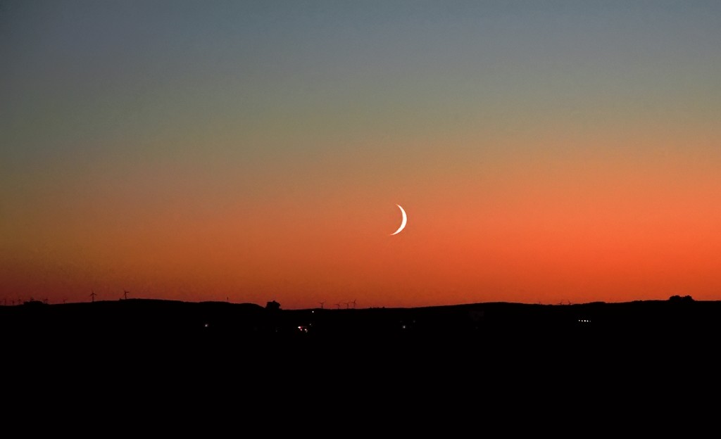 Kurz nach Sonnenuntergang, Schattenribilder und Halbmond in der Voreifel bei Euskirchen - 10.10.2010