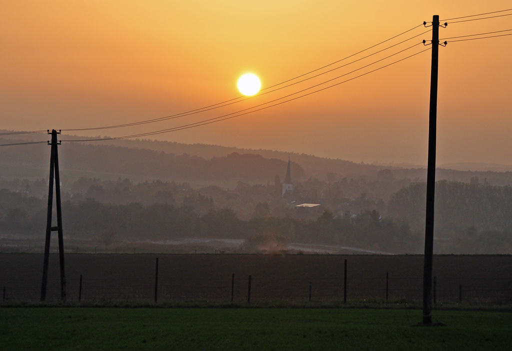 Kurz vor Sonnenuntergang im Abenddunst ber der Eifel - 24.10.2012