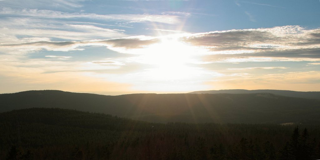 Kurz vor Sonnenuntergang; Blick am Abend des 18.10.2012 von der Felskanzel der Achtermannshhe Richtung Westen ber Berge des Nationalparks.