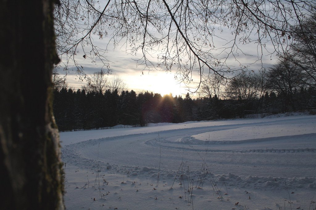 Kurz vor Sonnenuntergang; Blick am spten Nachmittag des 07.12.2012 von der Allee an der Rathaus-Skiwiese in Braunlage...