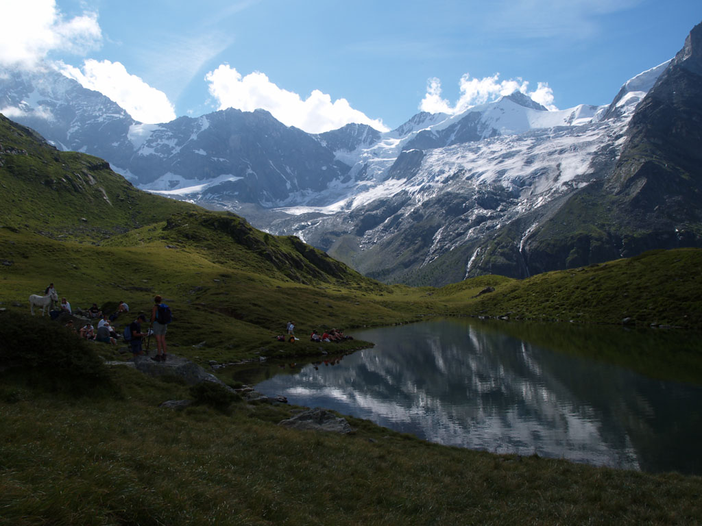 Lac Arpitettaz mit Glacier de Moming, Pointe Sud de Moming (3963m) und Zinalrothorn (4221m), aufgenommen auf dem Weg zur Cabanne d´Ar Pitetta (2786m) am 6.8.2004 um 10:48 Uhr