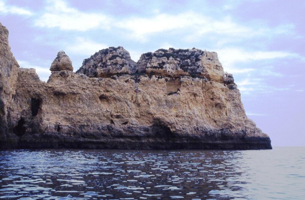 LAGOS, 01.04.1991, Bootsfahrt durch die Grotten bei Ponta da Piedade -- eingescanntes Dia