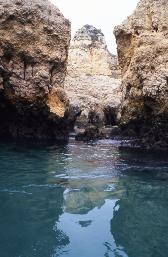 LAGOS, 01.04.1991, Bootsfahrt durch die Grotten bei Ponta da Piedade -- eingescanntes Dia