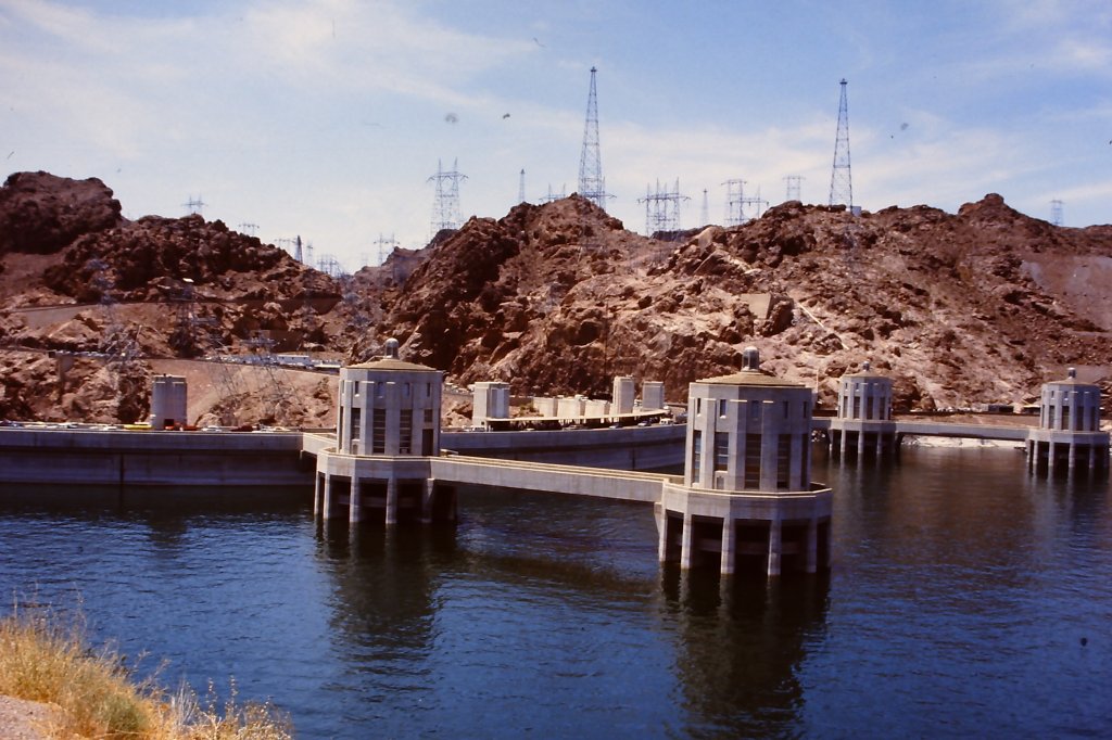 Lake Mead und Hooverdamm am 22. Juni 1987.