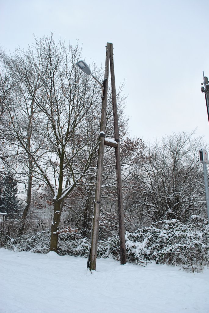 Lampe mit Mast, am 19.12.2010 in Lehrte.