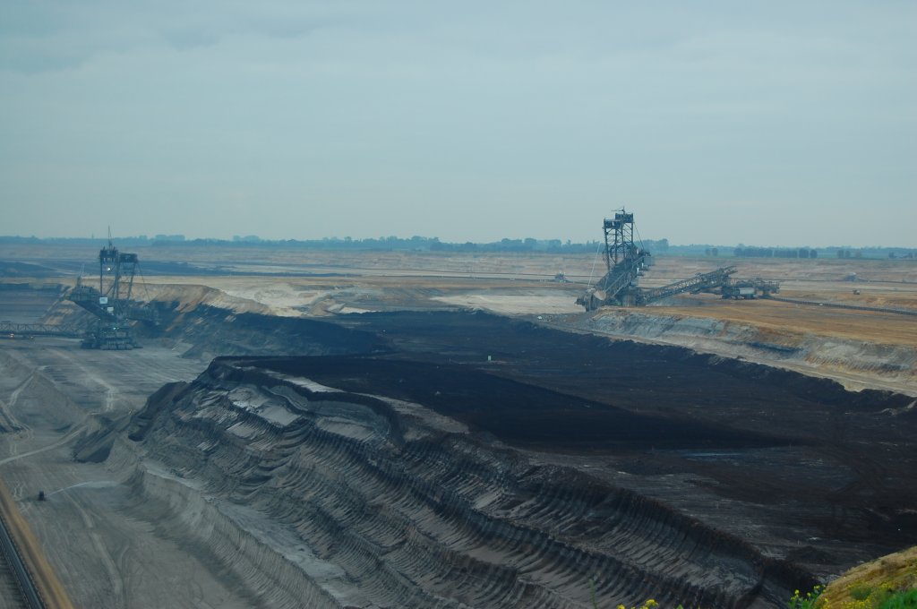 Landschaftsfresser! Hier im Tagebau Garzweiler II fressen sich diese Bagger durch millionen Jahre altes Gelnde, um der rheinischen Tiefebene die Braunkohle zu entreien, die fr die Verstromung gebraucht wird.