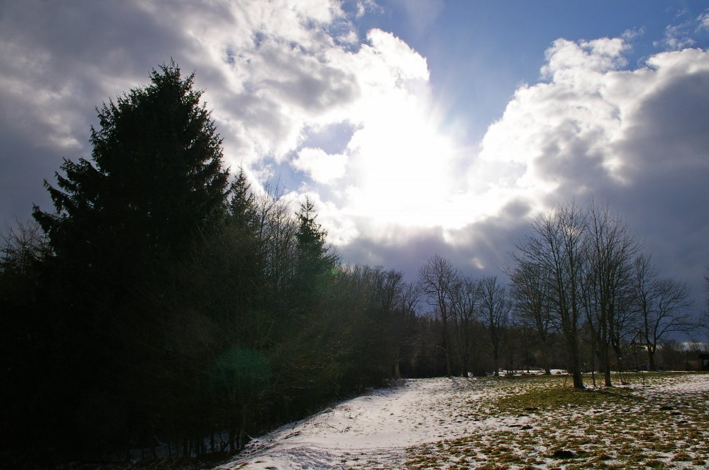 Langsam geht die Sonne unter am Ostersamstag im Harz (7.4.2012, Nhe Braunlage).