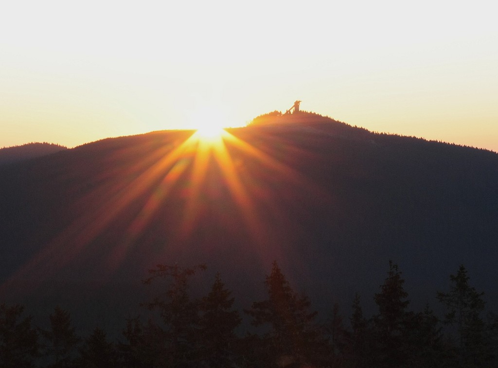 Langsam hebt sich die Sonne ber den Wurmberg im Harz. Blick bei Sonnenaufgang von der Felskanzel der Achtermannshhe am 02.10.2011