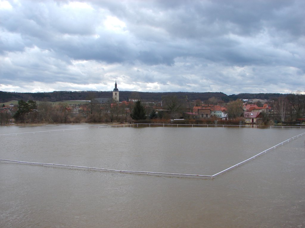  Laucha am See  - Blick von der neuen Flutbrcke ber das Hochwasser auf den Unstrutwiesen - 28.02.2010