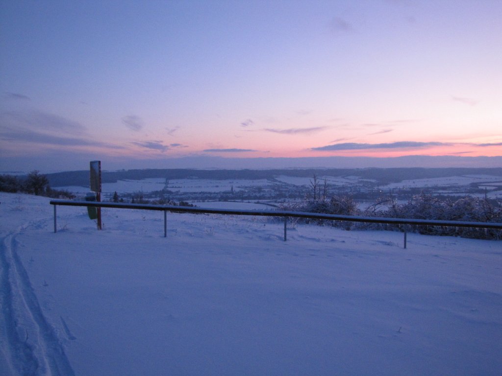 Laucha an der Unstrut - Blick vom tiefverschneiten Hang am Flugplatz ins Unstruttal - Foto vom 02.01.2010