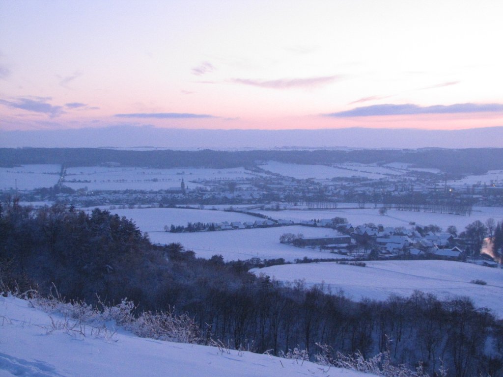 Laucha an der Unstrut - Blick vom tiefverschneiten Hang am Flugplatz ins Unstruttal - Foto vom 02.01.2010