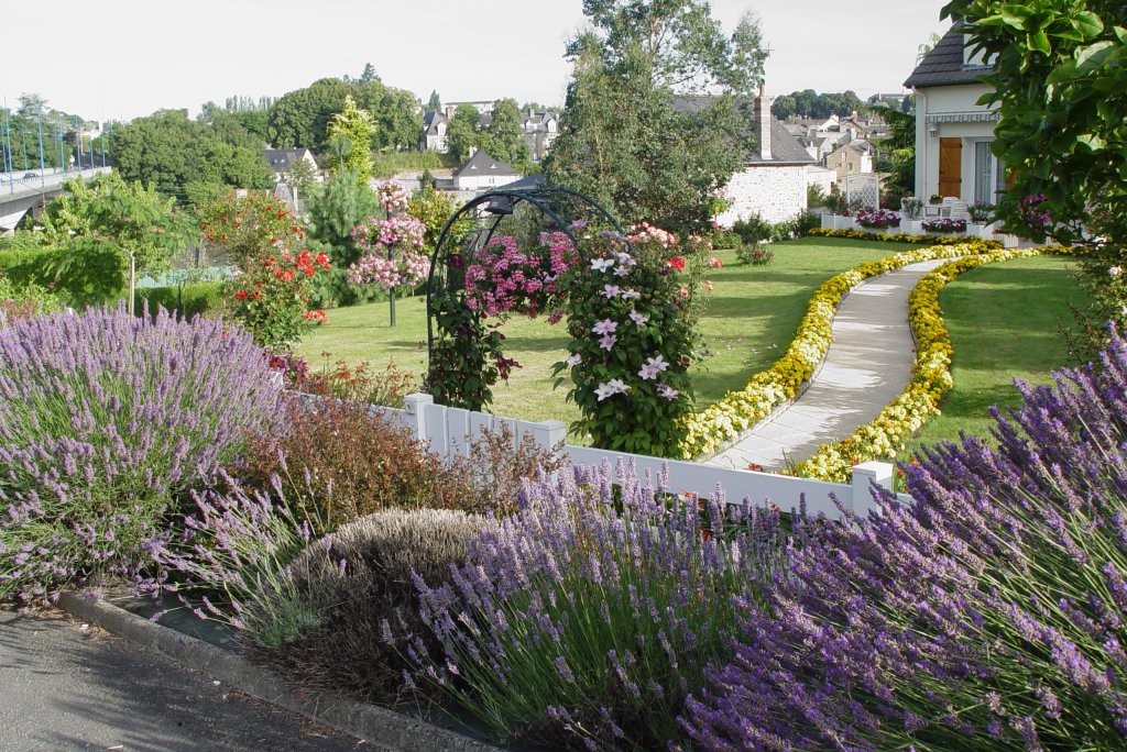 Lavendel am Strassenrand und eine gut gelungene Gartenanlage in der Bretagne am 21.07.2009