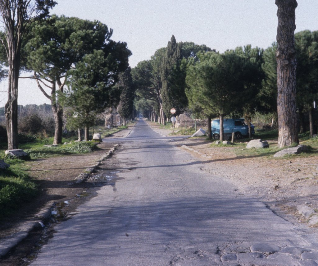 Lazio / Latium: Via Appia Antica im Februar 1993. - Alle Wege fhren bekanntlich nach Rom, nicht zuletzt die Via Appia, die 312 v. Chr. vom Censor (: einem rmischen Beamten) Appius Claudius Caecus zwischen Rom und Capua angelegt wurde. 