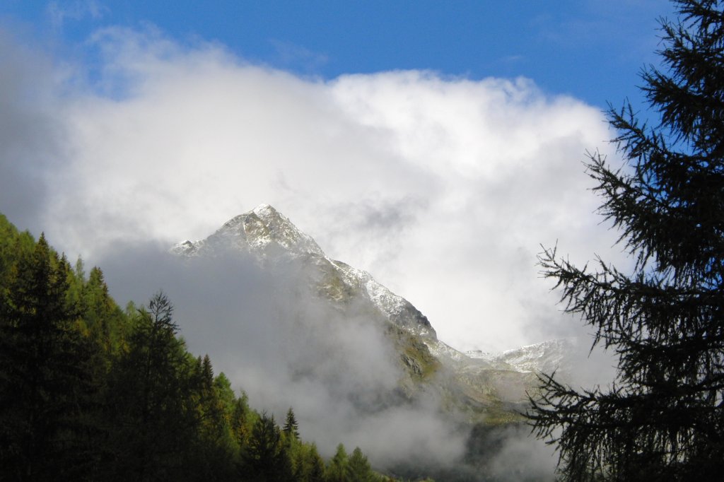 Leicht eingeschneite Bergspitze bei Terenten am 9.9.2010