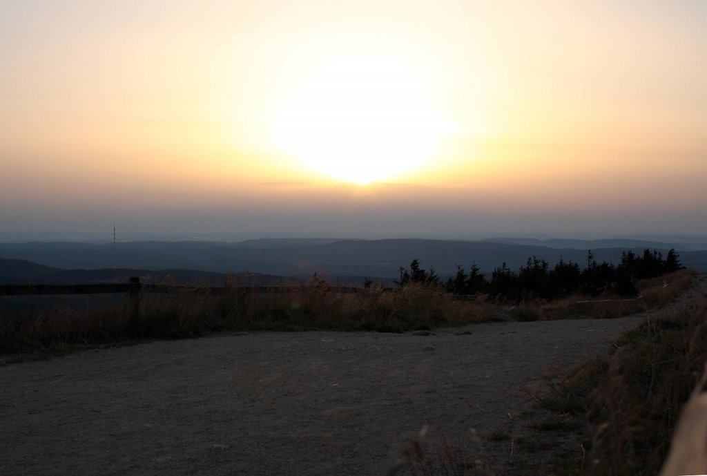 Letztes Abendlicht auf dem Brocken; die Sonne schickt sich an, hinter einer fernen Wolkenwand zu versinken... Blick am Abend des 19.08.2012 vom Gipfelrundweg Richtung Westen.