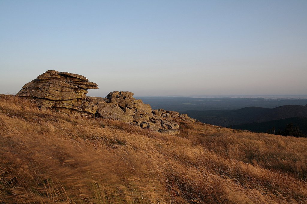 Letztes Abendsonnenlicht auf dem Brocken; die bizarren wollsackverwitterten Felsformationen des  Hexenwaschbeckens  und der  Teufelskanzel  im Schein der untergehenden Sonne. Blick am Abend des 19.08.2012 vom Gipfelrundweg Richtung Sdsdost.