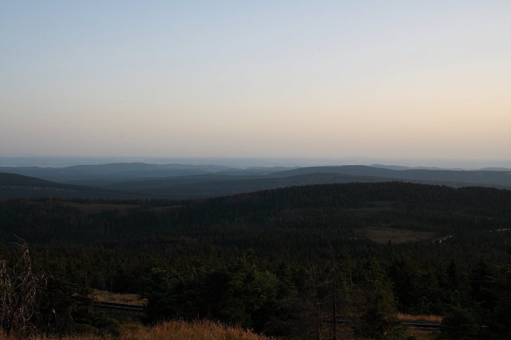 Letztes Abendsonnenlicht auf dem Brocken; die Berge des Nationalparks im Zauber der einsetzenden Dmmerung. Blick am Abend des 19.08.2012 vom Gipfelrundweg Richtung Sdsdwest ber den Knigsberg, die Achtermannshhe, den Rehberg und Berge des Sdharzes bis weit nach Thringen und nach Hessen hinein. 