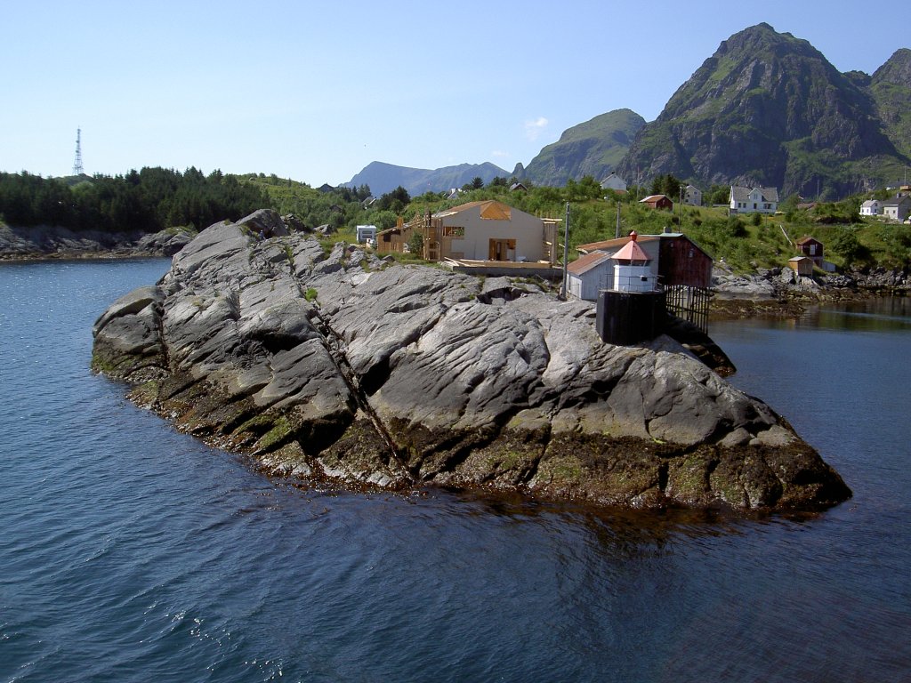 Leuchtturm in der Hafeneinfahrt von Moskenes, Lofoten (30.06.2013)