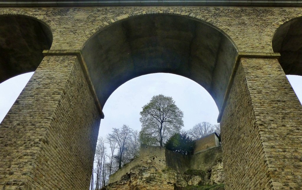 Luxemburg, Rham Plateau mit seinen Bumen durch ein Bogen des  Pulvermhle  Eisenbahnviadukts gesehen, am 21.04.2013