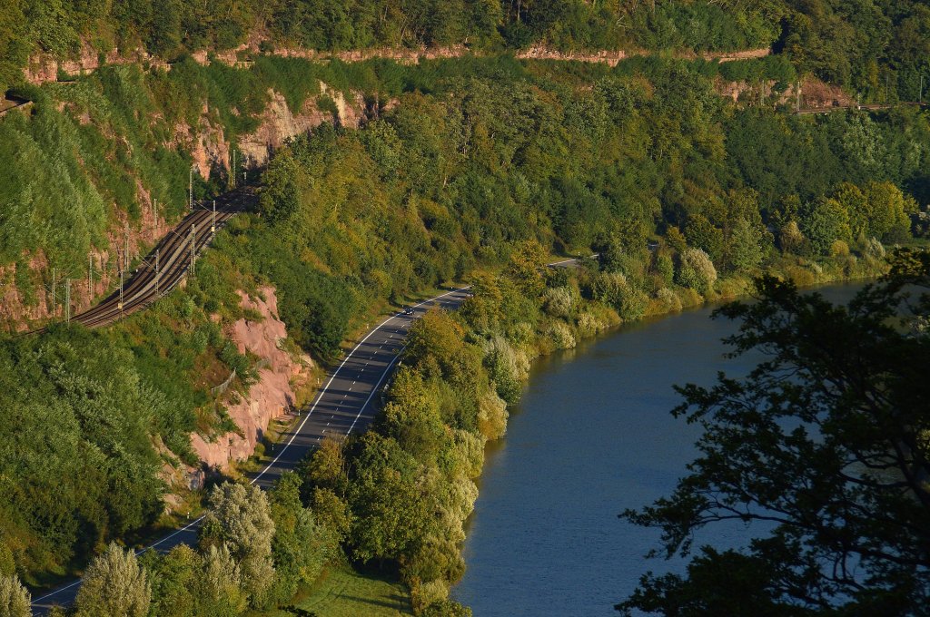 Mal ein Landschaftsbild der anderen Art, mit Verkehrswegen......rechts ist der Neckar, in der Mitte die B37 und links am Berg ist die Bahnstrecke Kbs 705 zusehen unweit der Magaretenschlucht. 22.9.2012