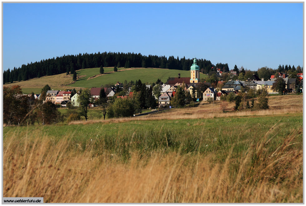 Malerisch gelegen ist Horn Blatn, die ehemalige Bergstadt Platten, auf der tschechischen Seite des Erzgebirgskammes - 16.10.2011