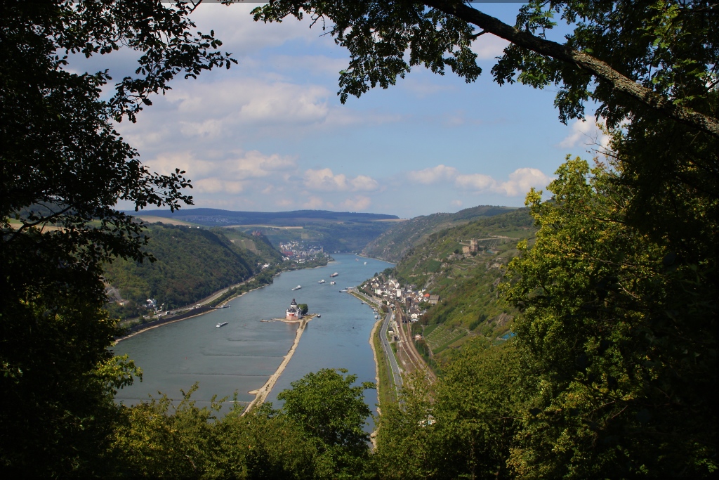 Man kann den Rheinsteig nur empfehlen...Hier der Blick auf Kaub mit ehem. Zollburg Pfalzgrafenstein inmitten des Rheins, Burg Gutenfels oben auf den Weinbergen und im Hintergrund Oberwesel. Entstanden ist die Aufnahme am 31.08.11 vom Rheinsteig aus (zwischen Kaub und Lorchhausen) 