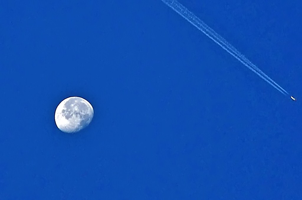 Mond und Jet am Morgenhimmel in Euskirchen - 16.09.2011