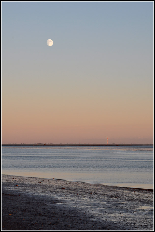 Mond und Leuchtturm - 

Am Jadebusen bei Wilhelmshaven.

27.10.2012 (J)
