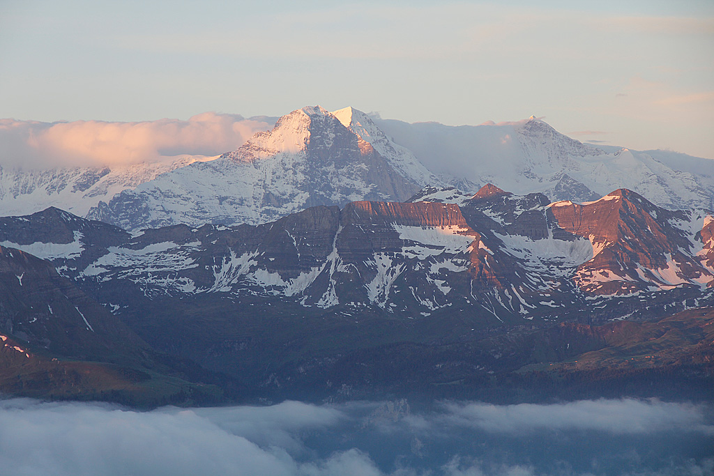 Morgendämmerung mit Blick vom Berghotel Rothorn Kulm in Richtung Jungfraugruppe. In der Mitte gut sichtbar die Eiger-Nordwand. 03. Juni 2011, 05:50