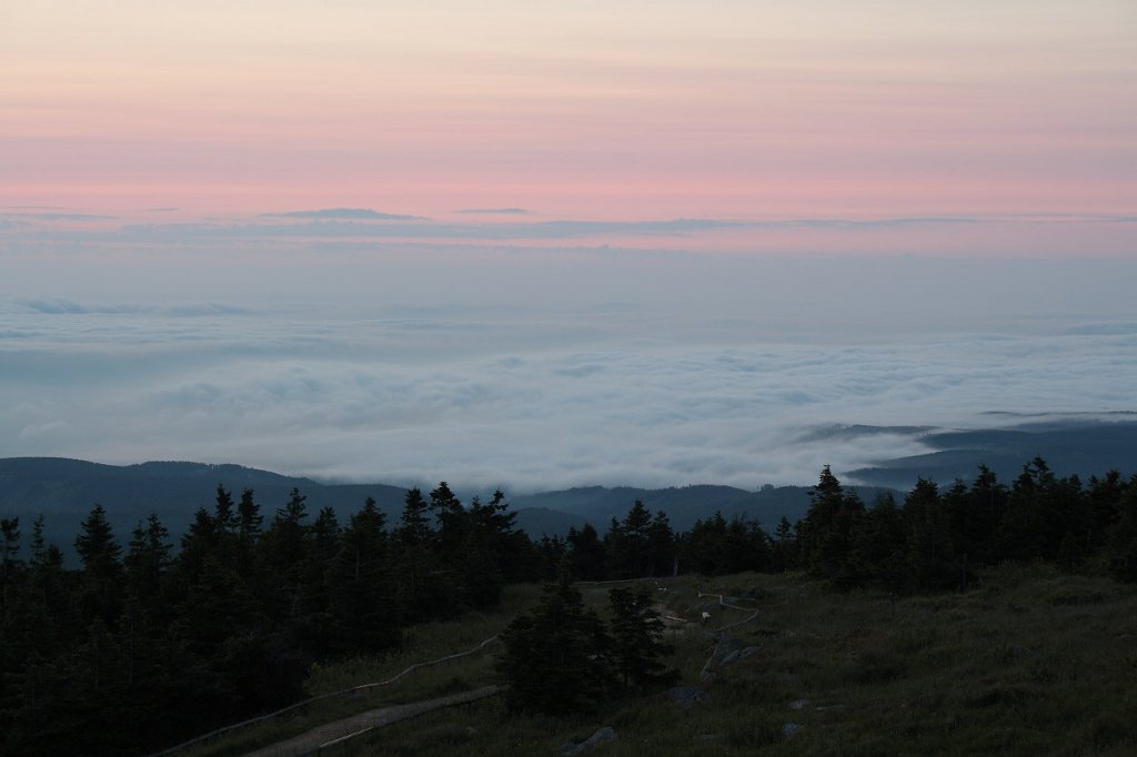 Morgenrot auf dem Brocken vor Sonnenaufgang - über dem Harzvorland und der Norddeutschen Tiefebene liegt ein tief hängendes dichtes Wolkenmeer; Aufnahme vom 12.07.2013...
