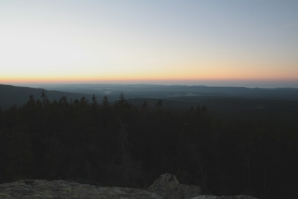 Morgenrot ber dem Sdostharz. Blick kurz vor Sonnenaufgang am 02.10.2011 von der Felskanzel der Achtermannshhe Richtung Sdosten.