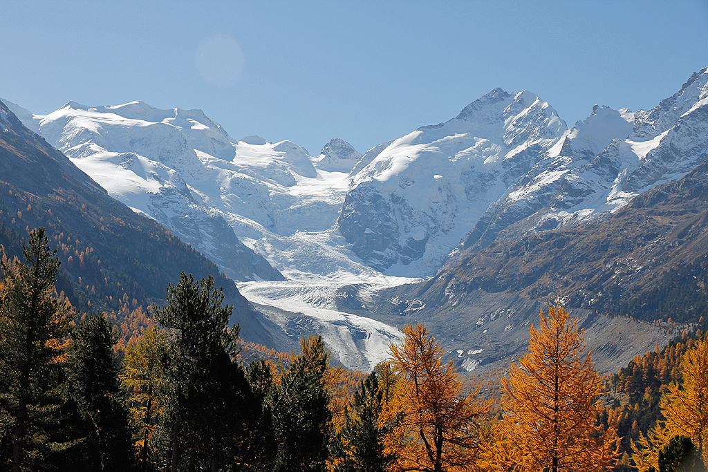 Morteratschgletscher mit Piz Pal und Piz Bernina. Aufnahme vom fahrenden Zug aus, kurz nach der Montebello-Kurve, 15. Okt. 2010, 12:28