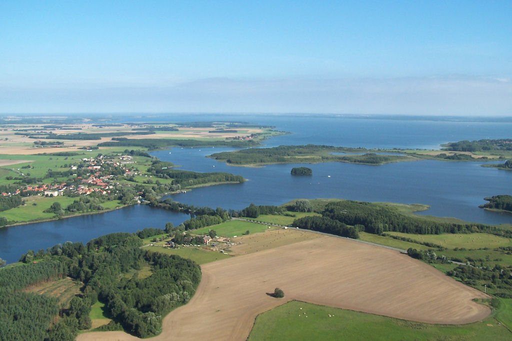 Mritz-Blick von Sden nach Norden. Links der Ort Vipperow und die B 198 - Luftaufnahme vom 29.08.2005