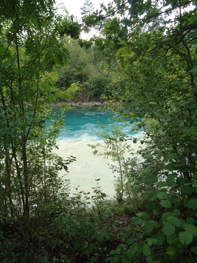 Nach einem Gewitter im Zulgtal: Noch ein gutes Stck verlaufen die beiden Flsse Zulg (braun) und Aare (blau) getrennt nebeneinander von Steffisburg in Richtung Bern am 18. September 2011