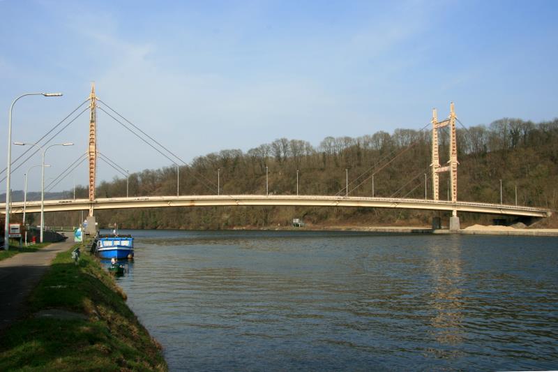 Nach einigen Kilometern Grenzverlauf zwischen Frankreich und Belgien verlsst die Meuse Frankreich entgltig am Km 485 bei Heer-Agimont. Am linken Bildrand ist das Grenzschild erkennbar. Die Schrgseilbrcke ist bereits auf belgischem Territorium. Die 202m lange Brcke wurde 1976 dem Verkehr bergeben; 24.03.2012