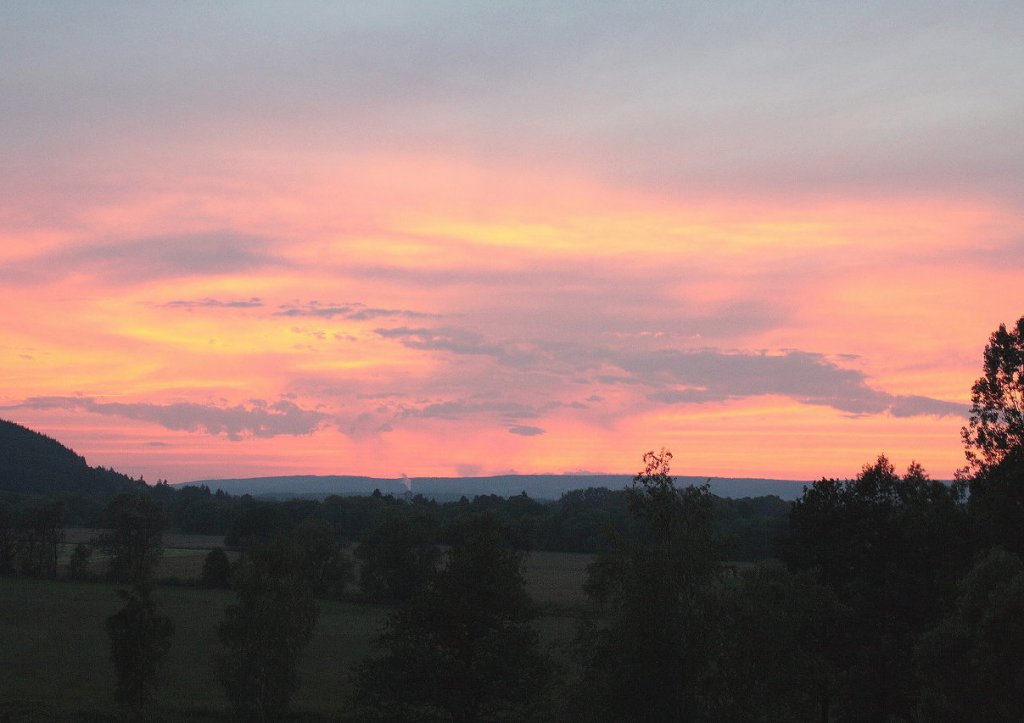 Nach Sonnenuntergang ber dem Tal von Nunkirchen/Saar; die Sonne ist ber den Hunsrck-Bergen im Hintergrund untergegangen; Aufnahme vom Abend des 09.06.2013...