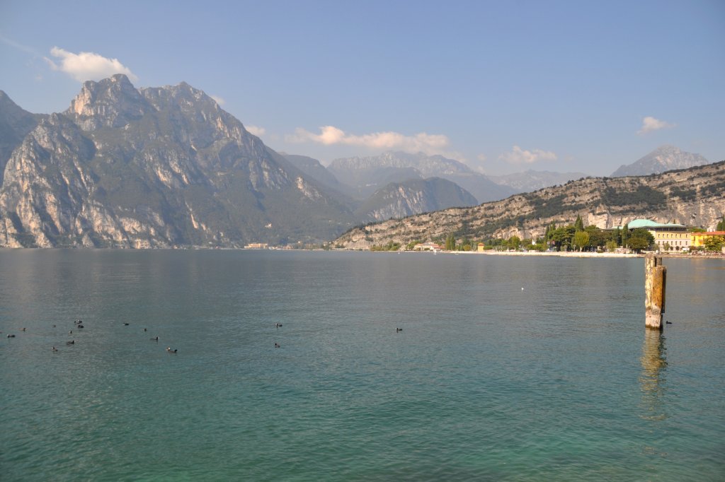 NAGO-TORBOLE (Provinz Trento), 29.09.2011, Blick vom Ortsteil Torbole auf die Nordwestspitze des Gardasees