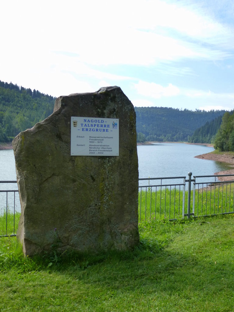 Nagoldtalsperre, Gedenkstein zur Erinnerung an den Bau der Talsperre in den Jahren 1965-70, Aug.2017