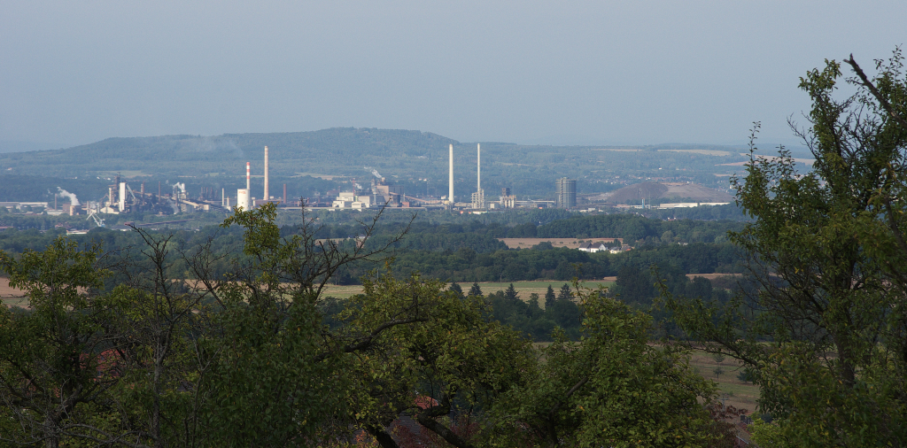 Natur und Industrie.

Nach 8 Minuten Fumarsch von unserem Haus entfernt bietet sich dieser Blick auf das Saartal.

Der Blick geht von den Obststreuwiesen des Sauberg bei Felsberg ber das Saartal mit Dillinger Htte und Zentralkokerei zum Litermont, einer Erhebung bei Nalbach. Der Litermont hat eine Hhe von 414 Metern.

Felsberg/Saar am 23.09.2012