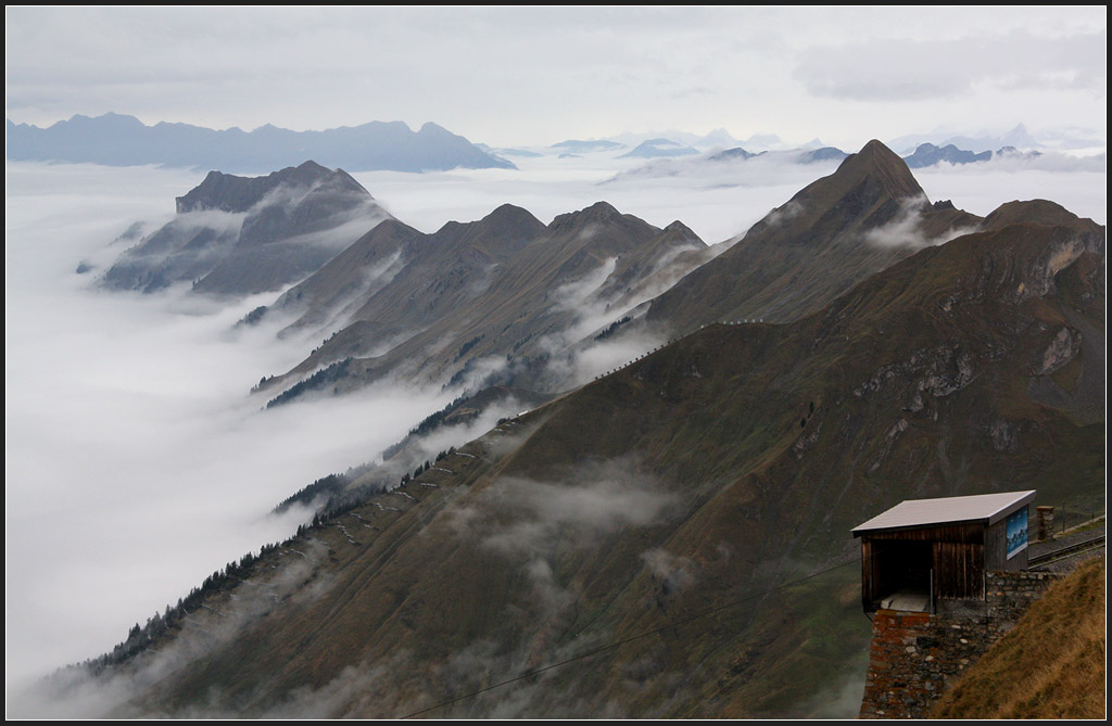 Nebel im Tal - 

Blick vom Rothorn entlang der Bergkette nach Westen. 

29.09.2012 (M)