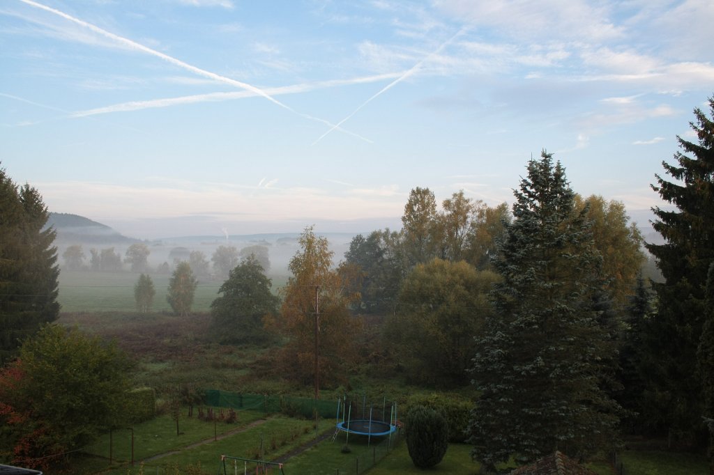 Nebel ber dem Nunkircher Wiesental am 03.10.2010 kurz vor Sonnenaufgang. Trotz des Nebels im Hintergrund sichtbar: Die langgestreckten westlichen Berge des Hunsrck.