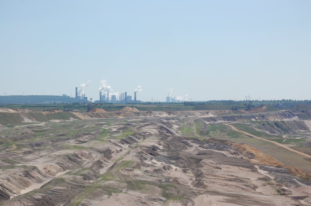 Nein, nein das ist nicht eine Mondlandschaft, sondern hier wird der Tagebau Garzweiler wieder verfllt, man sieht auch zwei Absetzer. Im Hintergrund sind die Kraftwerke  Frimmersdorf,Neurath und Oberauem zu sehen. 11.5.2009